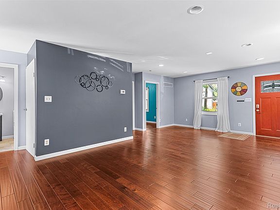 5th image of 3322 Royal Blvd