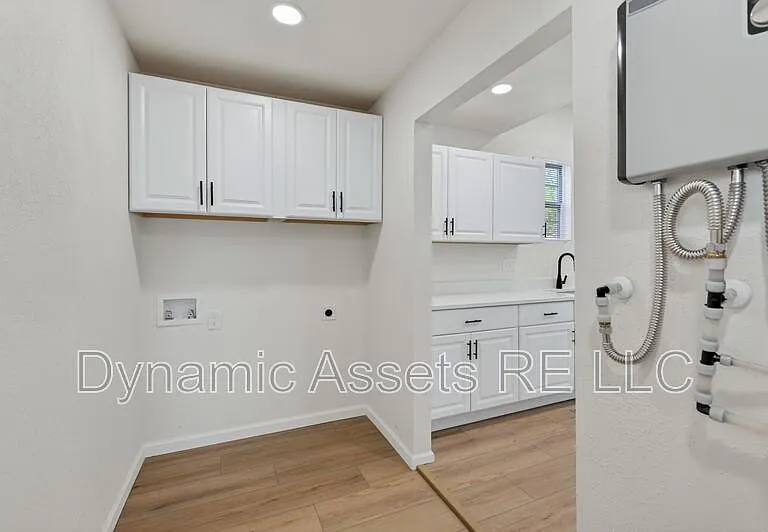 542 E 23rd St — Photo 13