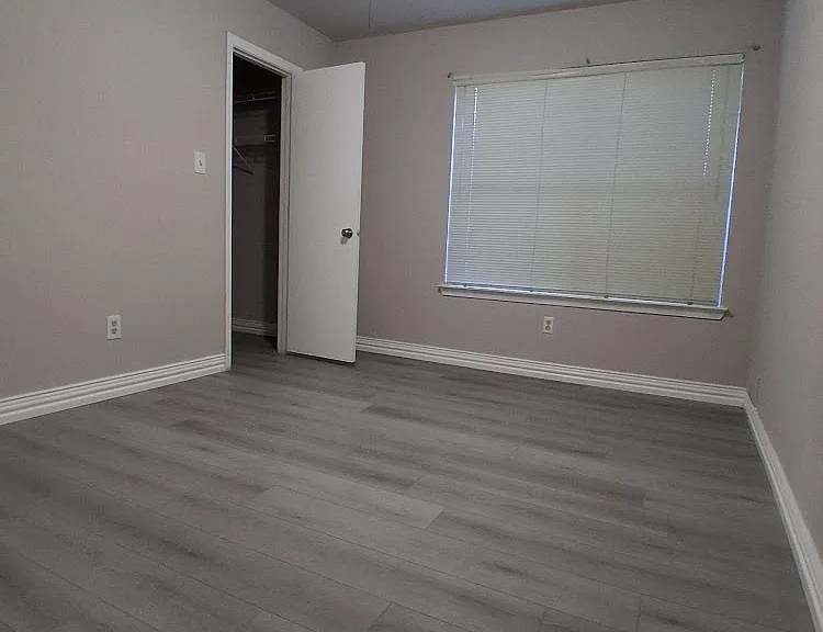 2502 Livingston Ln — Photo 9