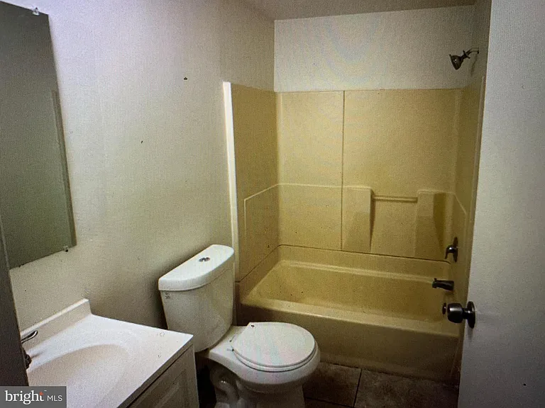502 Bromley Ests — Photo 8