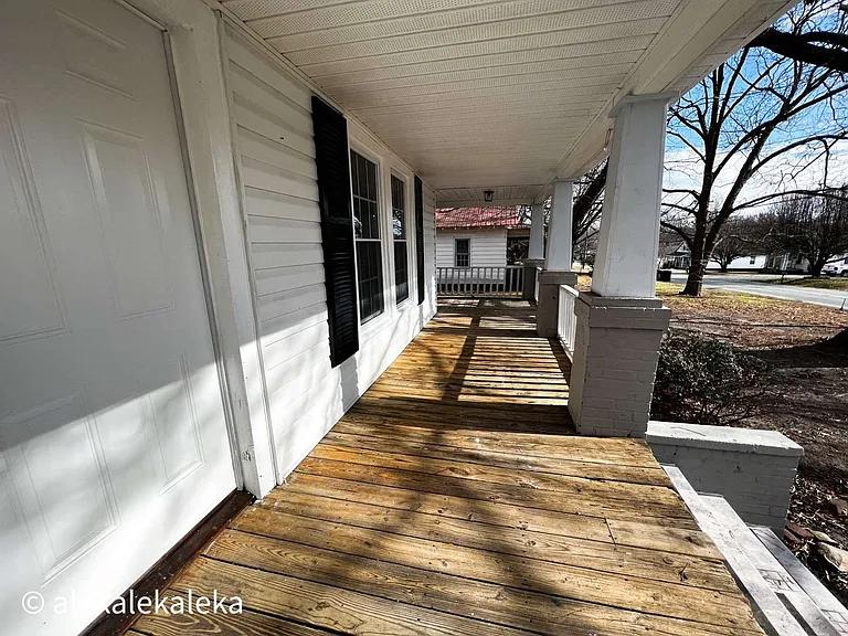 1113 W Webb Ave — Photo 2