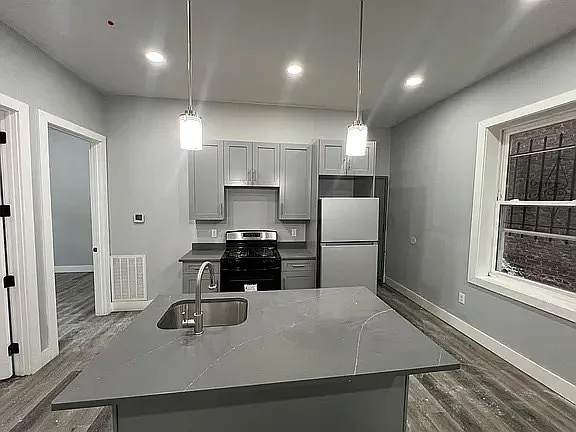 4 bed, $2,450 — Photo 2