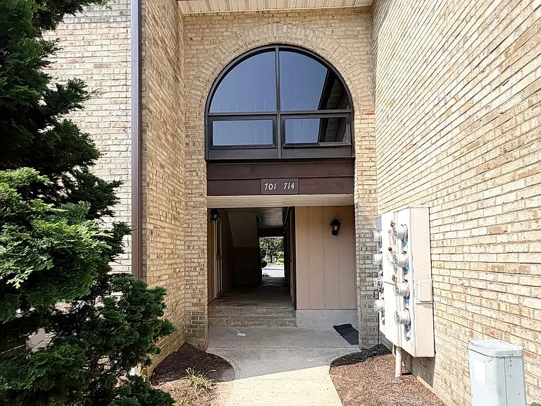 704 Wellington Pl — Photo 11