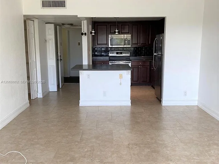 2761 Taft St #405 — Photo 8