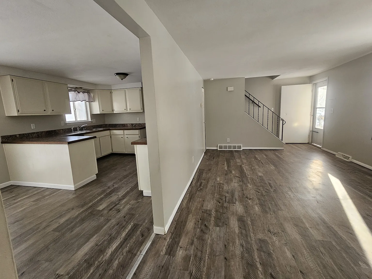 3 bed, 1.5 bath, 1300 sqft, $1,895 — Photo 3