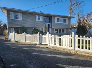 27 Estates Ln, Shoreham, NY 11786
