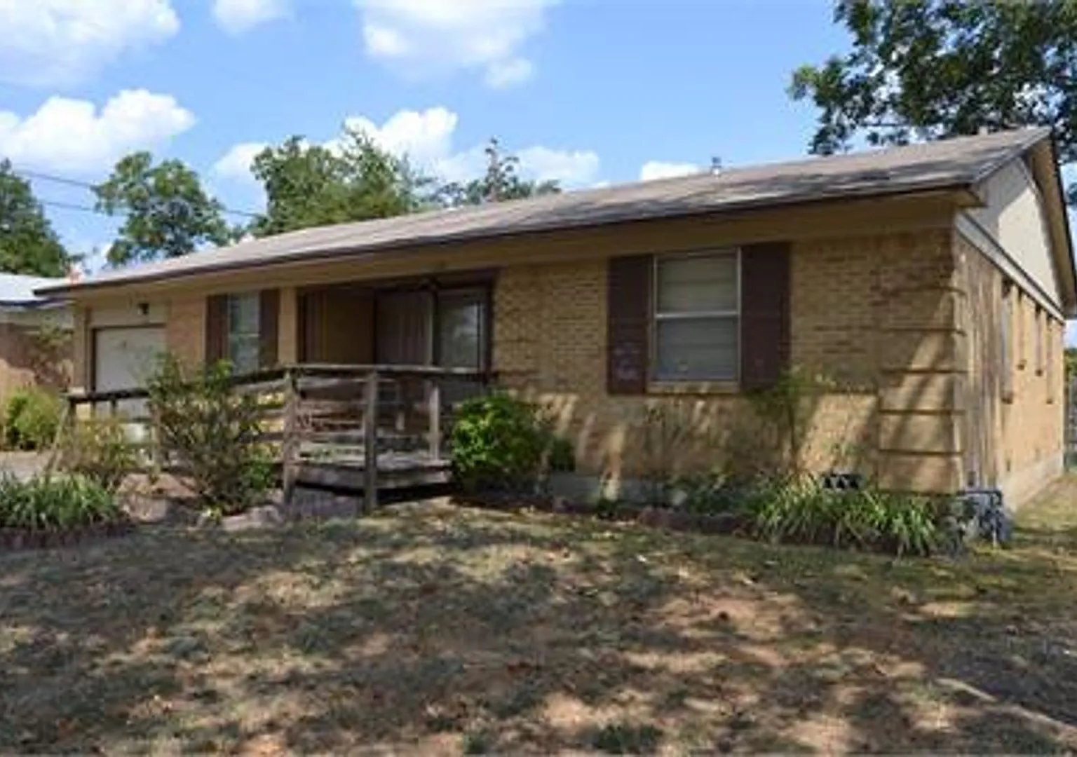 Available for immediate move in! Quaint home with vinyl plank flooring! — Photo 1