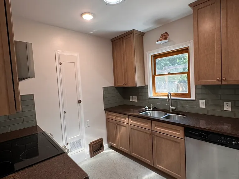 1290 Gordon Ave — Photo 4