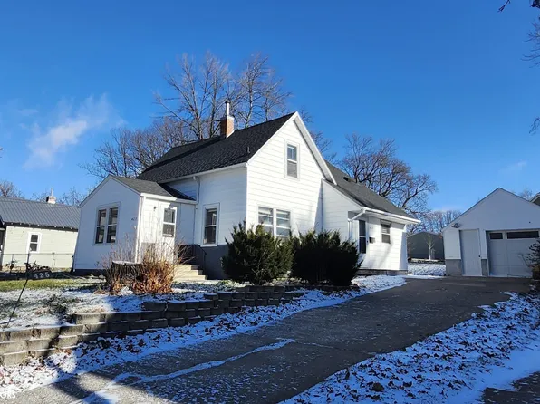 425 S 9th St, Forest City, IA 50436