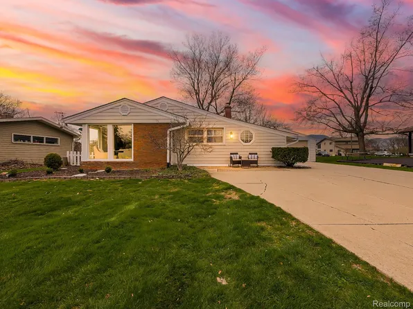 28600 Southpointe Rd, Grosse Ile, MI 48138