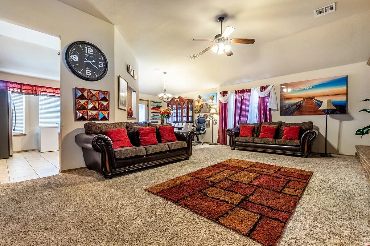 3 bed, 2.0 bath, 1689 sqft, $1,795 — Photo 3