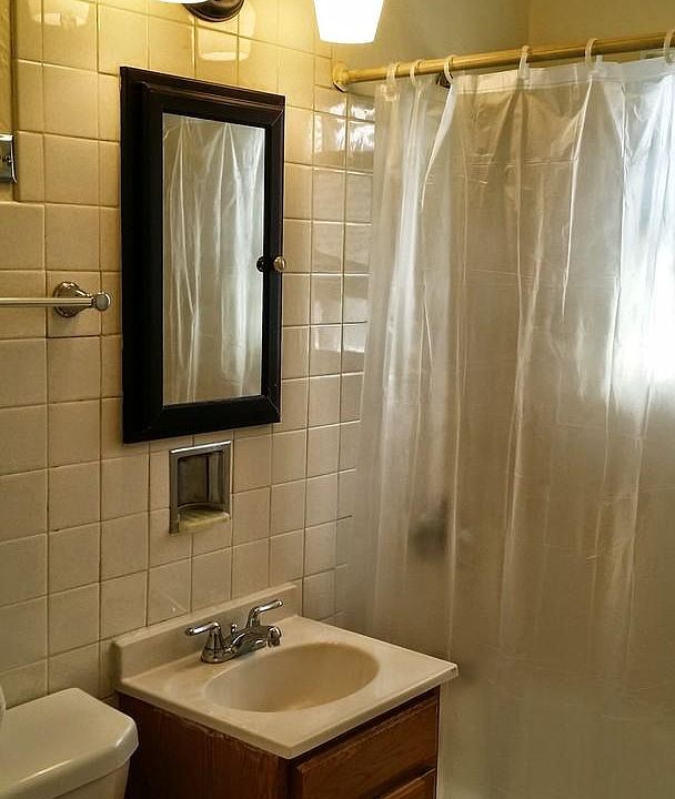 1st image of 942 Thomas Ave #2