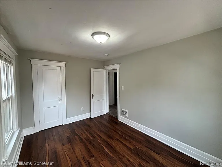 242 Ferris St — Photo 12