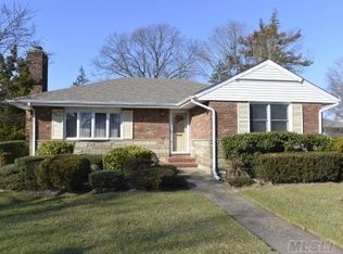 1047 Scott Dr, Valley Stream, NY 11580