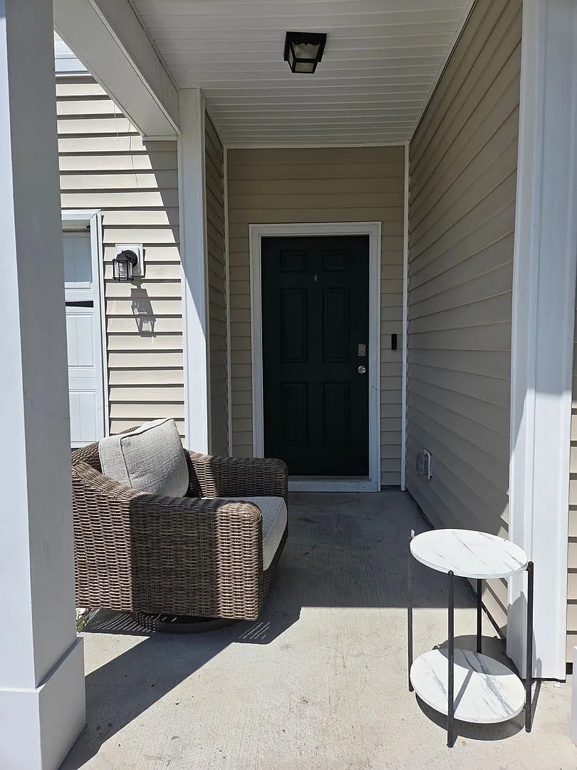 Beautiful 5-Bed 3-Full-Bath Home Plus Bonus Media Room- Pet Friendly $2,500.00 — Photo 3