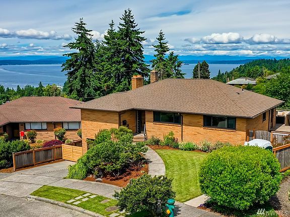 Welcome to 4036 SW Henderson -- a beautiful home tucked into one of West Seattle's most lovely neighborhoods! 