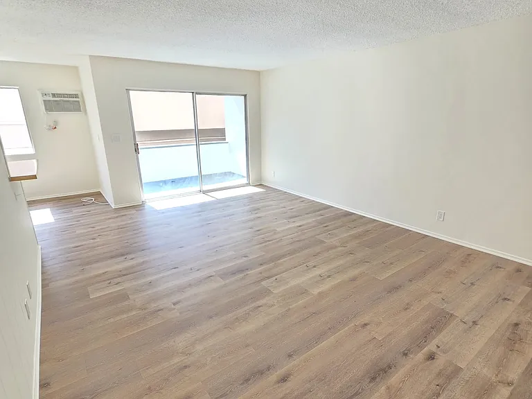 13955 Oxnard St — Photo 2