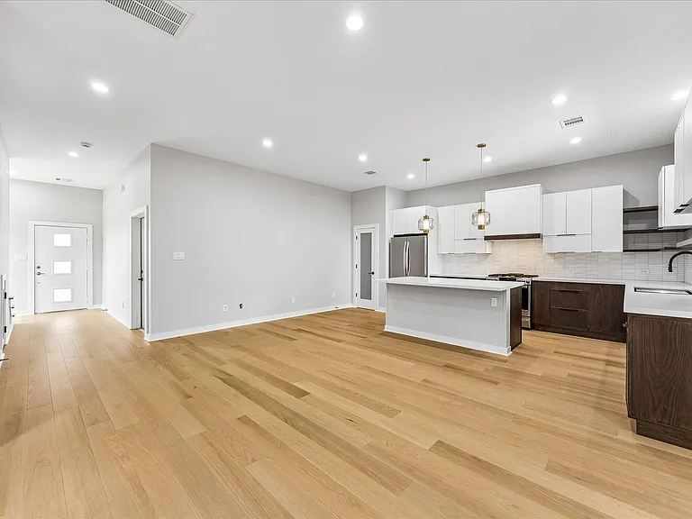 304 Hogan St — Photo 10