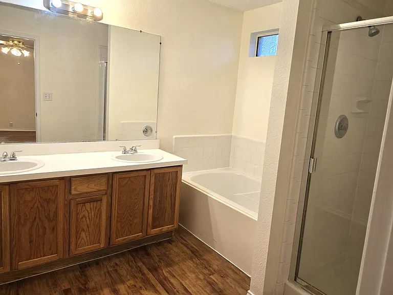 1802 Berkley Ave — Photo 2
