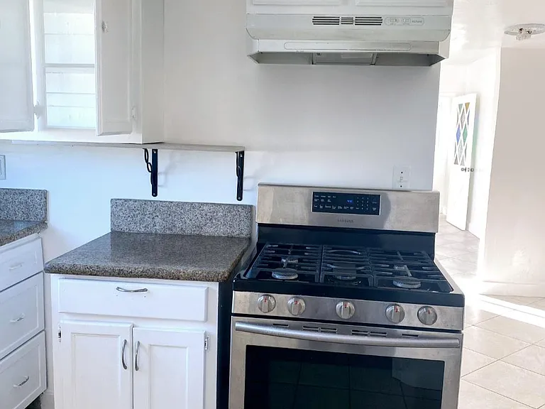 1135 E 68th St #1/4 — Photo 6