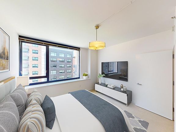 4th image of 250 King St Unit 640
