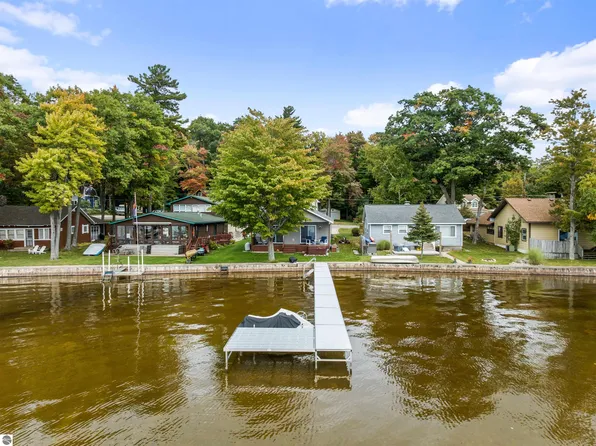 2107 E Lake Mitchell Dr, Cadillac, MI 49601