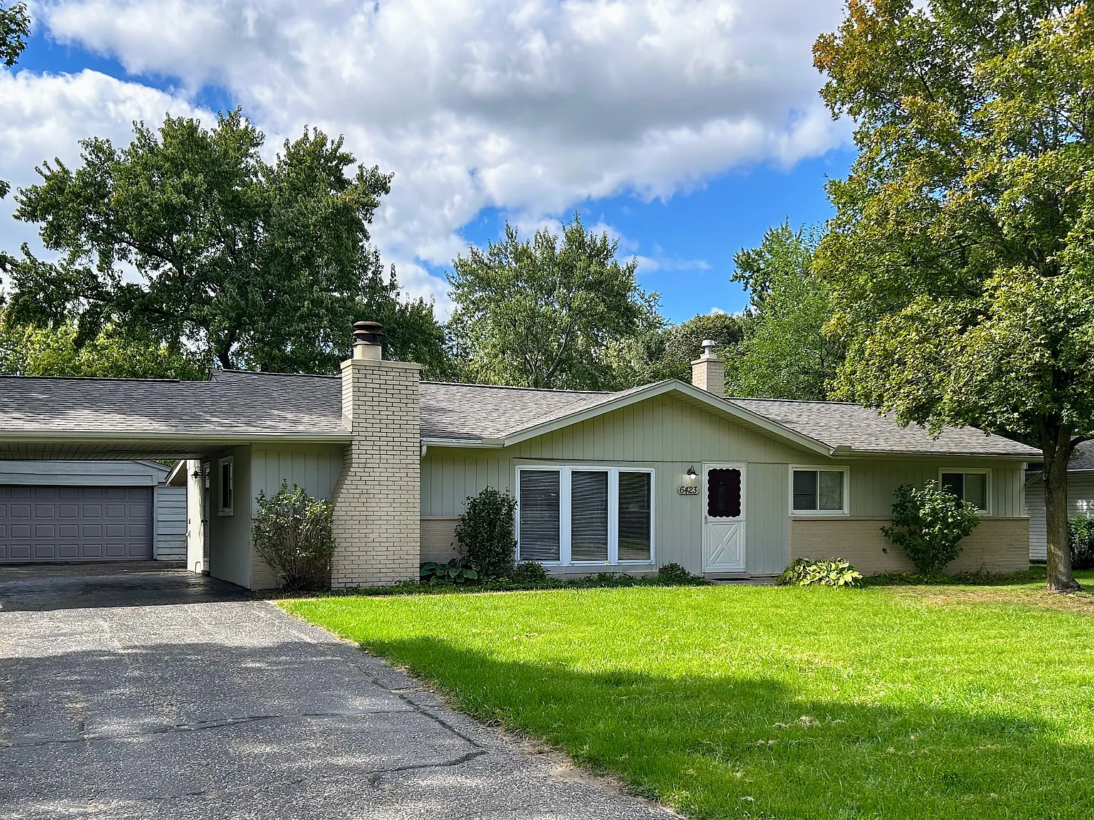 3 bed, 1299 sqft, $2,400 — Photo 1