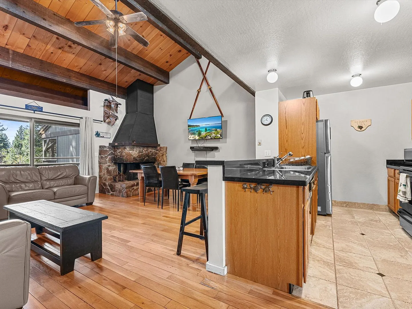 Long-Term Rental: Updated Townhome In Prime Location! 2 Bedrooms & Loft, Fully Furnished! — Photo 4