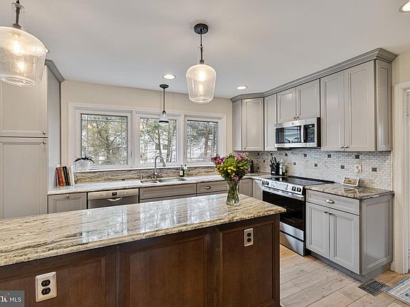 3rd image of 1439 Millikens Bend Rd