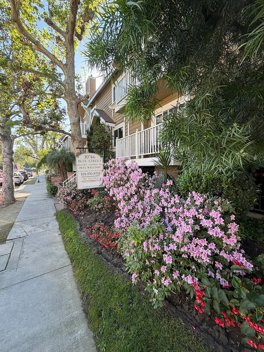 Building Photo - 10746 Blix St #202
