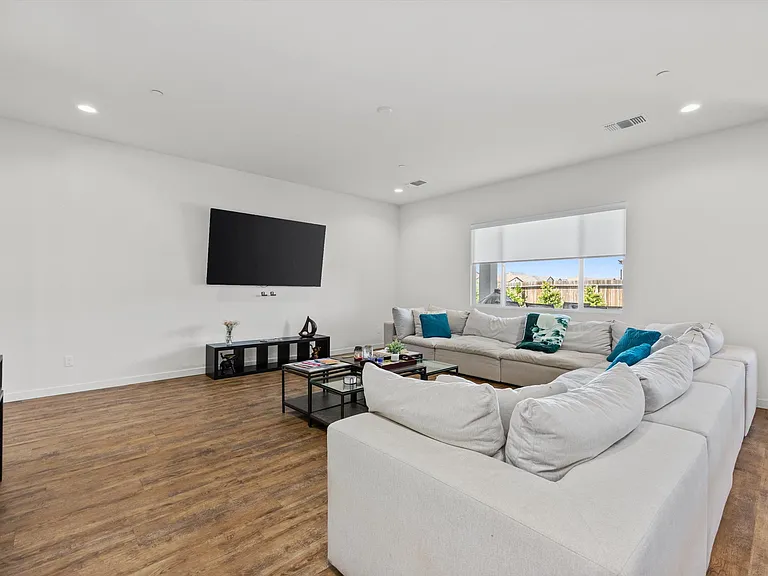 815 Gilsum Ct — Photo 10
