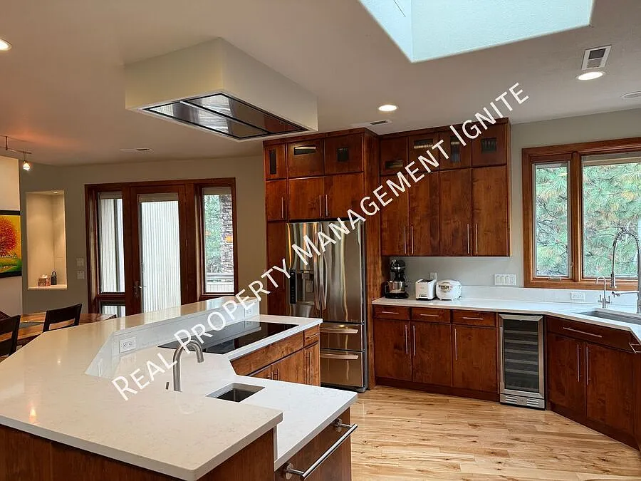 Beautiful Awbrey Glen Home with Golf Course Views — Photo 4