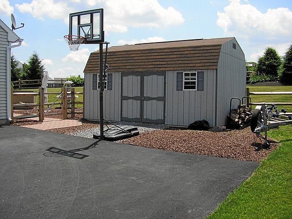 Huge Shed w/electric for storage or work area