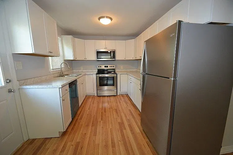 3 bed, 918 sqft, $1,450 — Photo 2