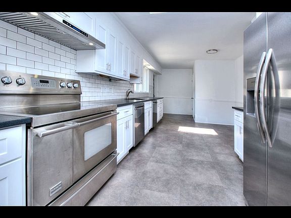 3rd image of 208 Bayberry Ln