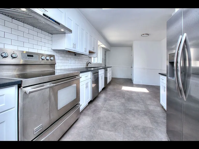 208 Bayberry Ln — Photo 3