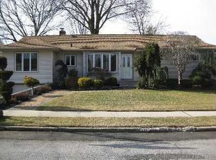 878 Maple Ln, East Meadow, NY 11554