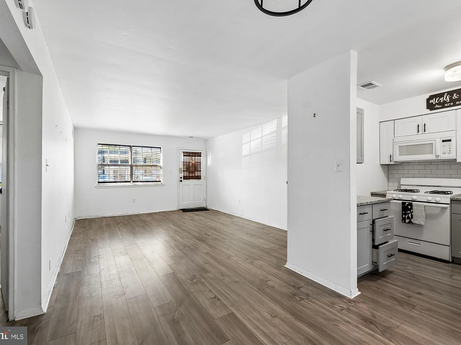 1 bed, 1.0 bath, 810 sqft, $1,950 — Photo 3
