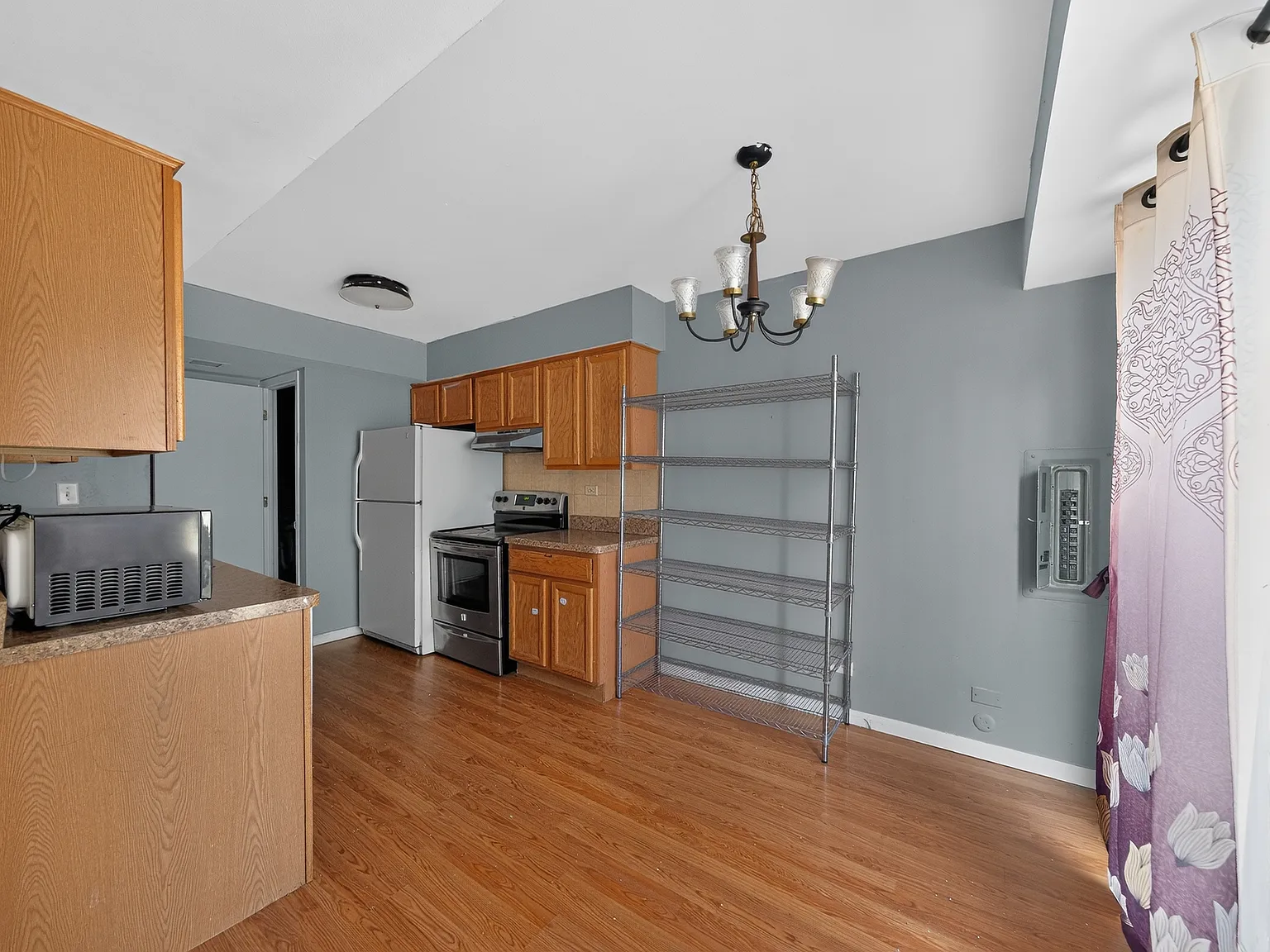 2 bed, 1.5 bath, 1200 sqft, $2,240 — Photo 2