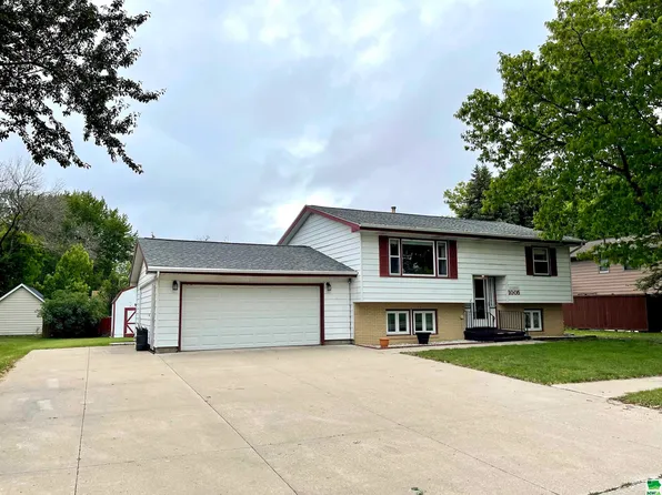 1005 Oak Ln, Storm Lake, IA 50588