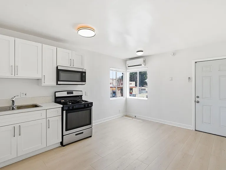1805 W 80th St — Photo 3