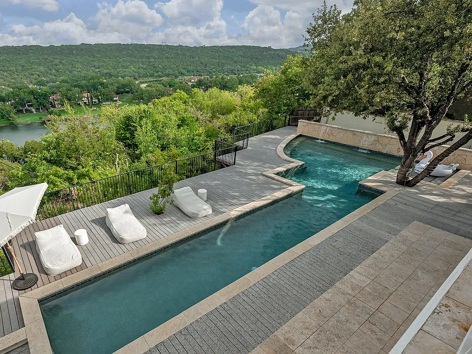 Cliffwood Dr