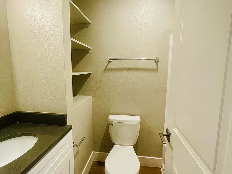 1x1 480 SqFt - Bathroom