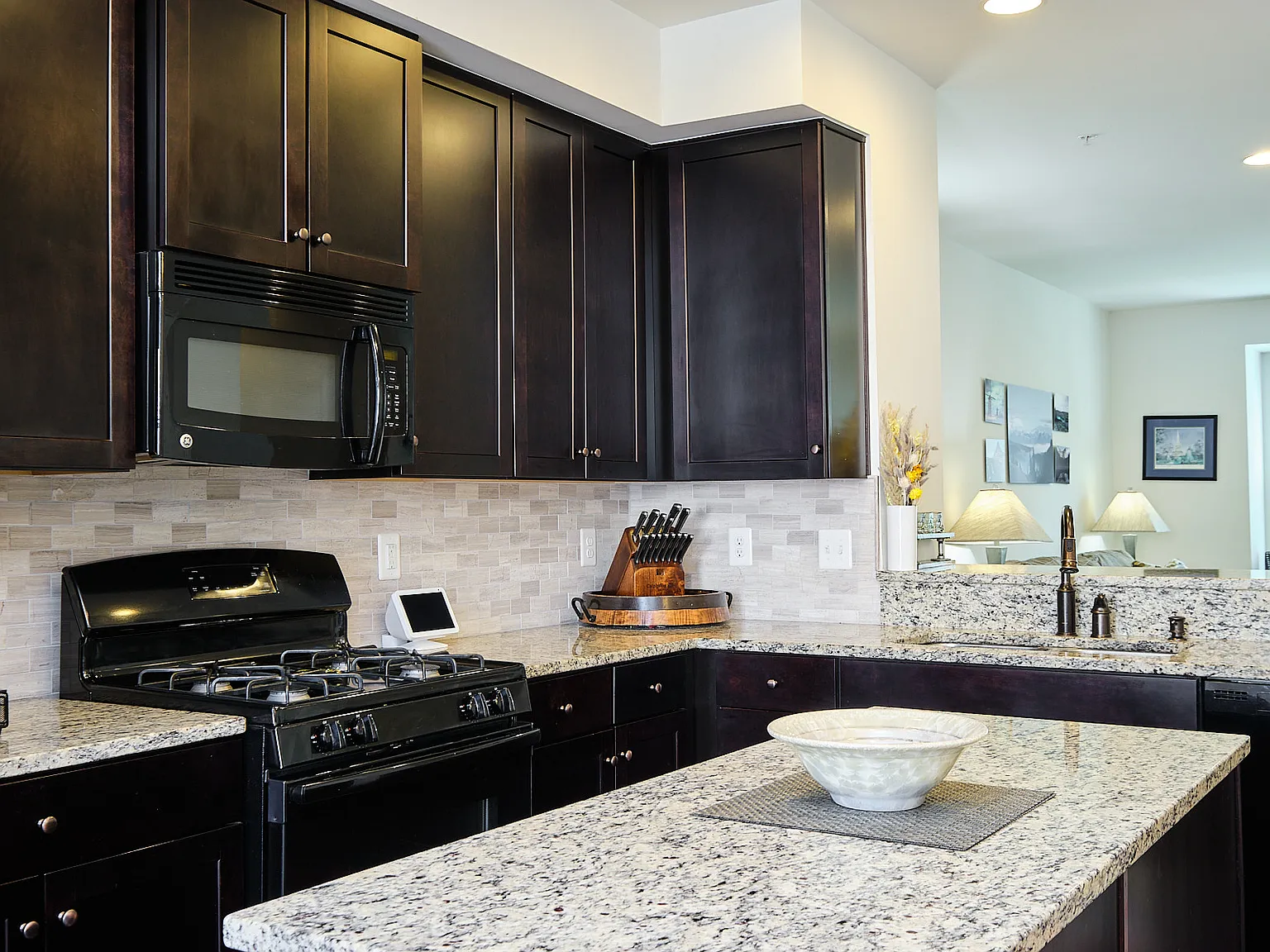 3 bed, 3.5 bath, 1900 sqft, $3,700 — Photo 4