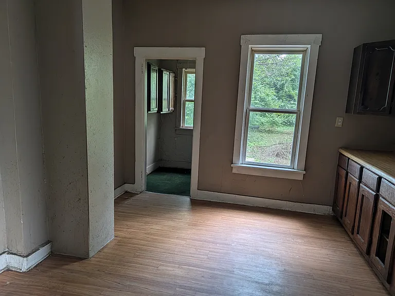 22-24 E Grand Ave — Photo 4