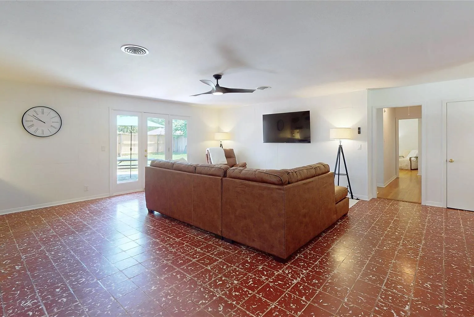 3 bed, 2.0 bath, 2260 sqft, $3,800 — Photo 2