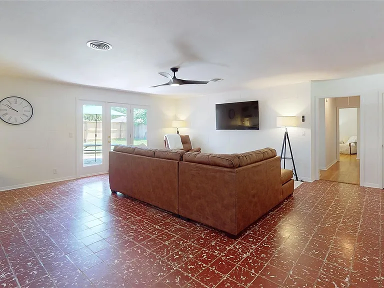 4826 Waynesboro Dr — Photo 2