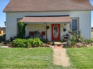 698 B St, Arapaho, OK 73620