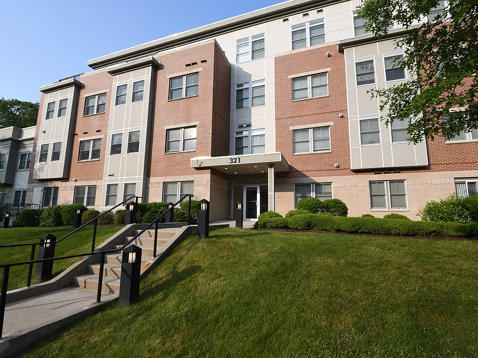 321 Hammond Pond Pkwy #302