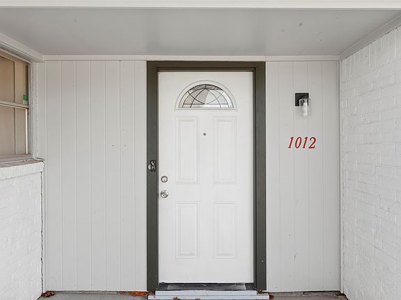 3rd image of 1012 E Dallas St